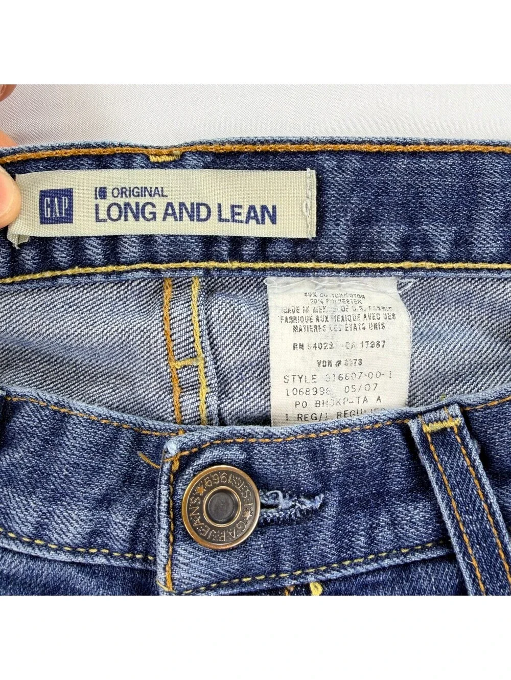 GAP Long and Lean Womens Cutoff Bermuda Denim Shorts Blue Raw Hem 2007 Y2K Look